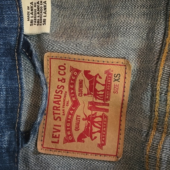Levi's Classic Denim Jacket - Picture 2 of 11